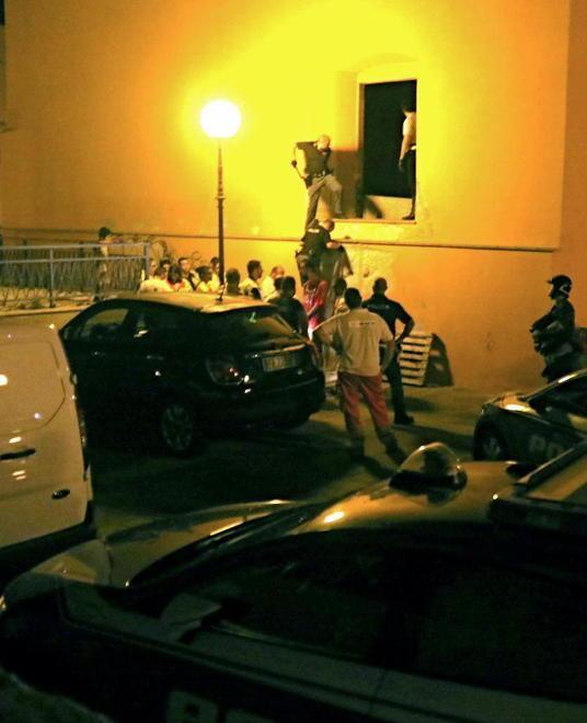 Lite in un palazzo abbandonato, due in questura