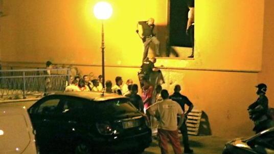 Lite in un palazzo abbandonato, due in questura