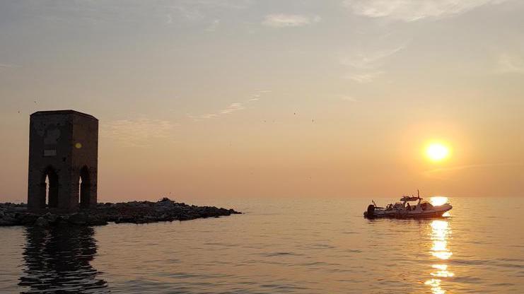 Ti racconto il tramonto il sole saluta il mare e strega tutti i livornesi