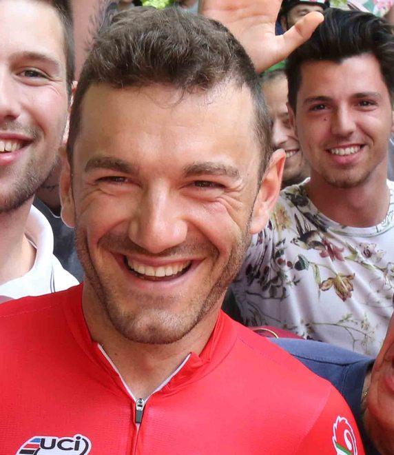 Il ciclista Eugert Zhupa scarica la bici dall’auto e gliela portano via