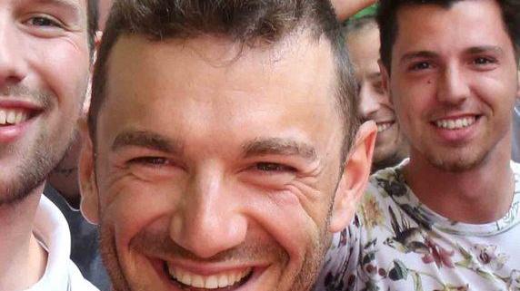 Il ciclista Eugert Zhupa scarica la bici dall’auto e gliela portano via