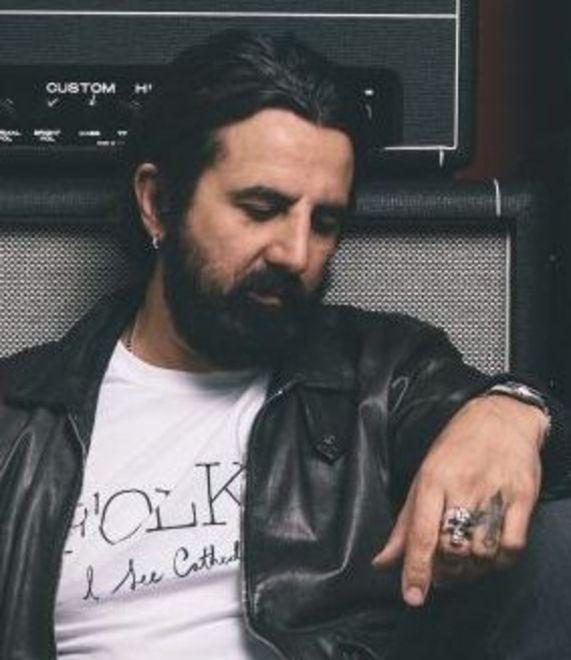 Pedrini “Cane sciolto” Il rocker al Korova presenta la sua biografia