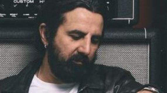 Pedrini “Cane sciolto” Il rocker al Korova presenta la sua biografia