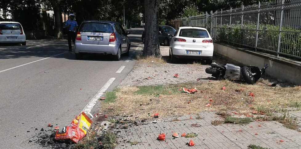 In scooter con l’anguria travolto da un’auto Giovane resta ferito