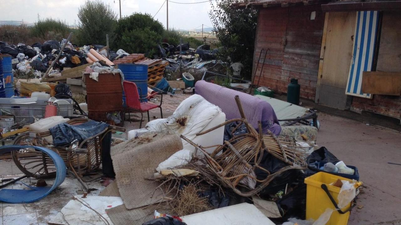 Porto Torres, il campo nomadi è bomba ecologica: i residenti vivono tra i rifiuti 