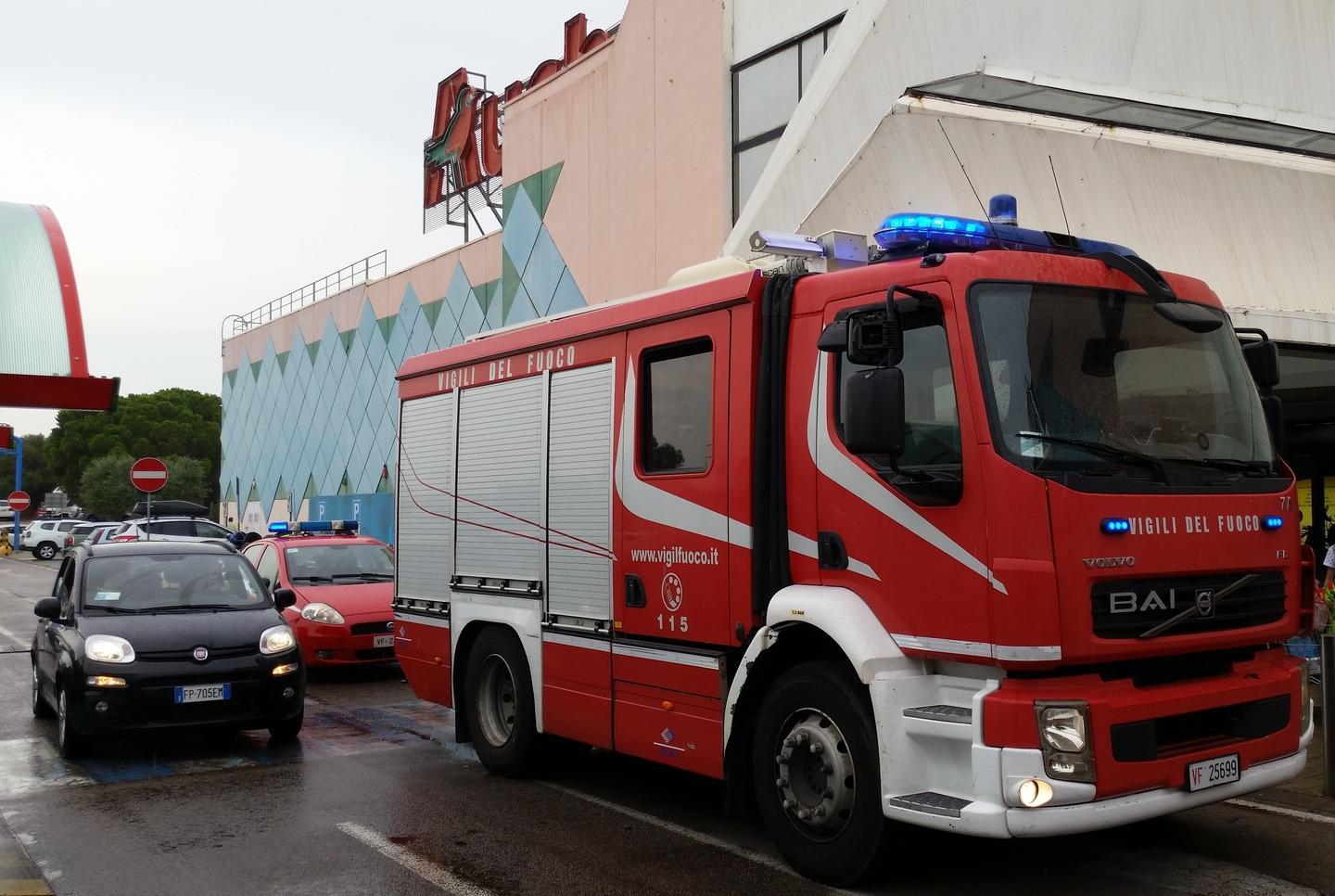 Dalla scala mobile esce del fumo all’Auchan intervengono i vigili