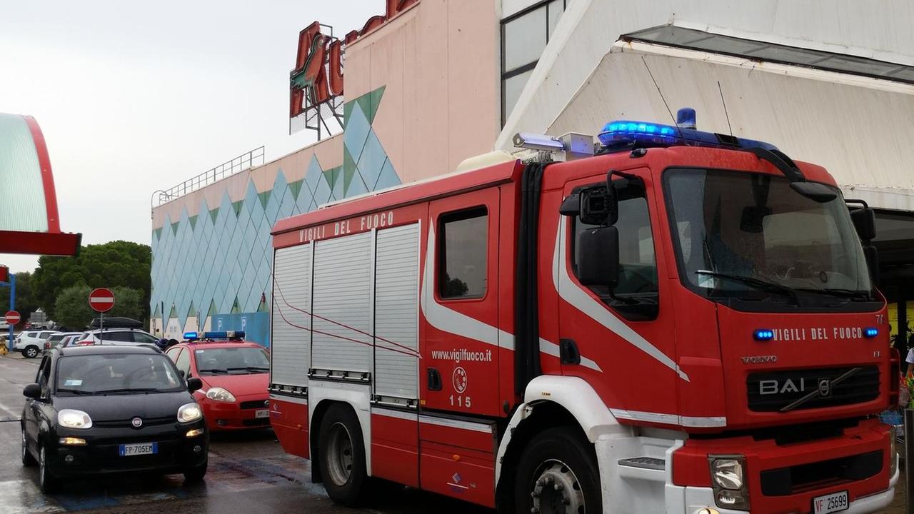 Dalla scala mobile esce del fumo all’Auchan intervengono i vigili