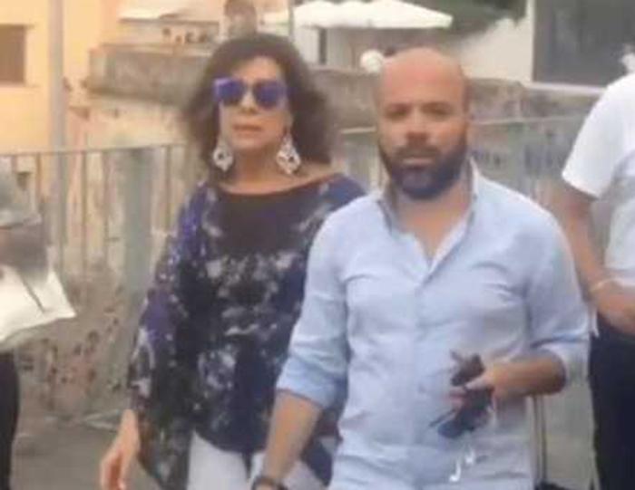 Casellati, shopping nelle vie di Alghero e incontro con Silvio Berlusconi