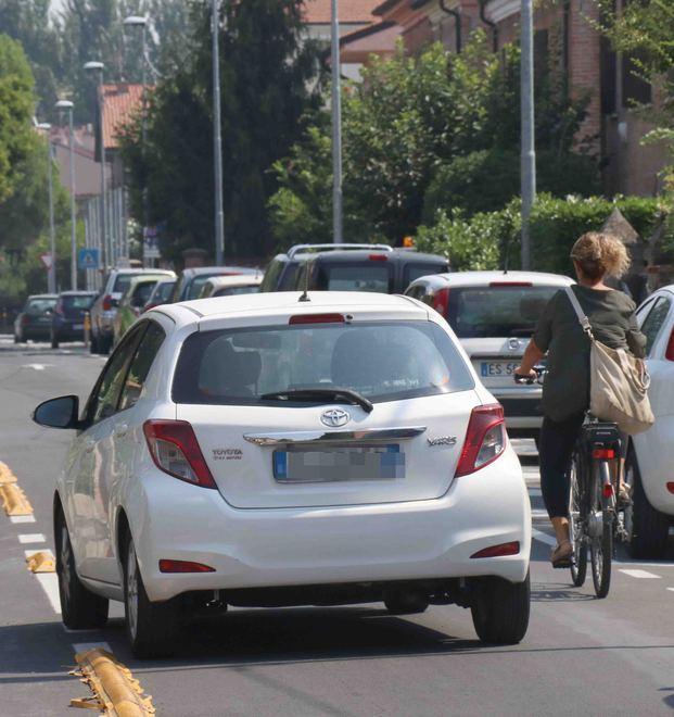 Manca la ciclabile in via Zanardi, le auto sulla pedonale 