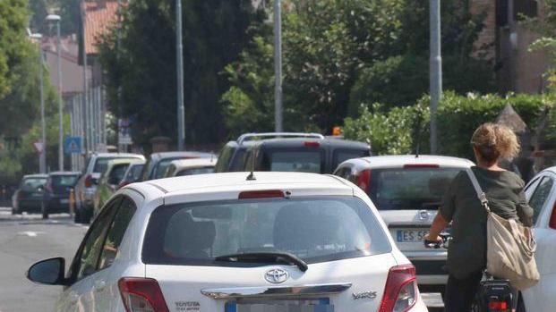 Manca la ciclabile in via Zanardi, le auto sulla pedonale