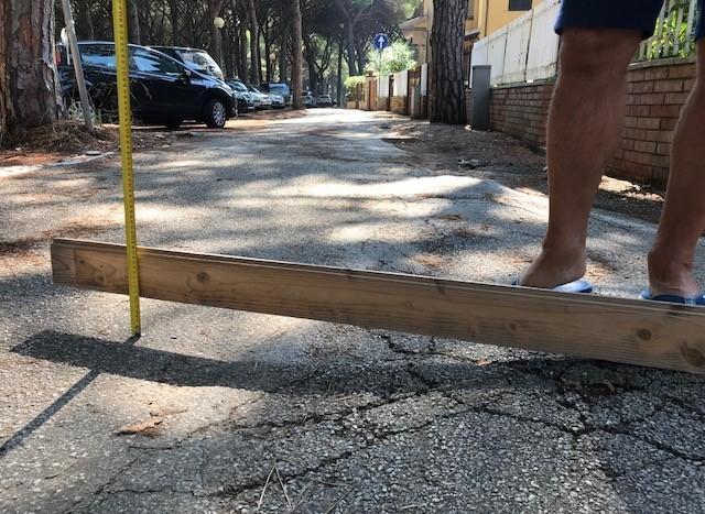 Strade pericolose, rotte e “lontane” dal mare: proteste a Rosmarina 