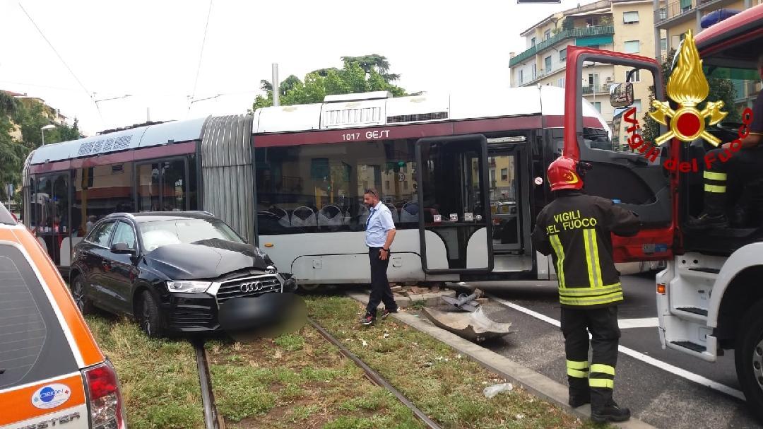 Firenze, deraglia la tramvia: paura in piazza Batoni