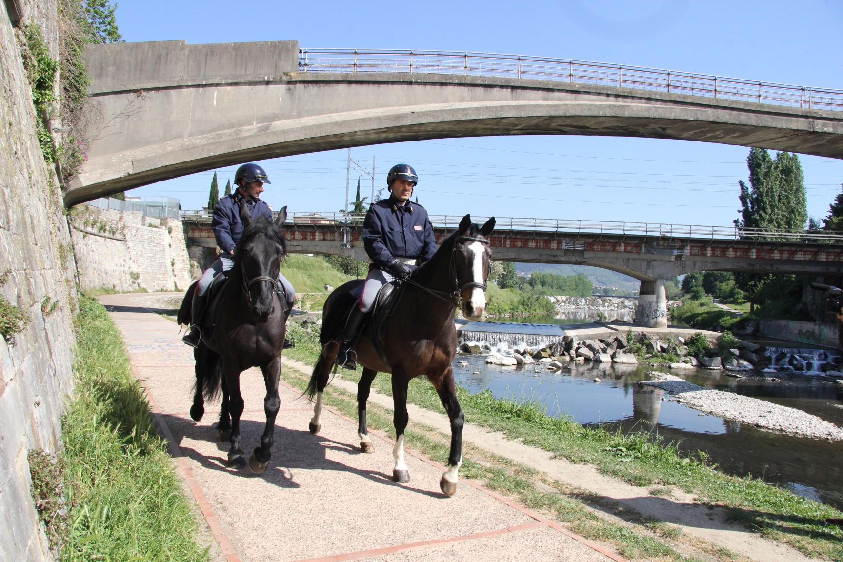 Poliziotti a cavallo lungo la pista ciclabile che costeggia il fiume Bisenzio (Foto Batavia)