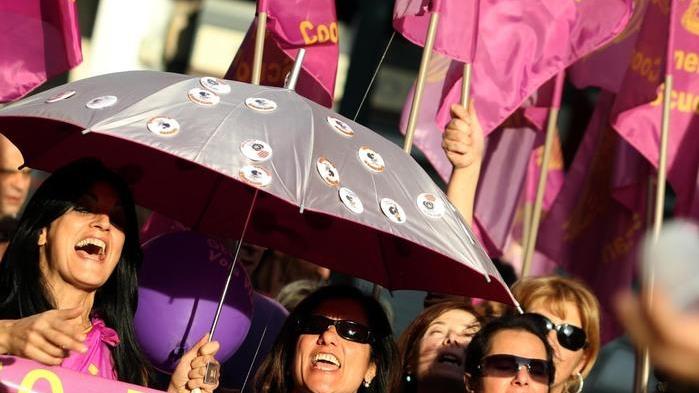 Insegnante ottiene il posto fisso a 66 anni: "Troppo tardi per me, lo lascio a un giovane"