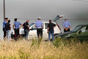 Vigilante rapinato e chiuso nel portabagagli