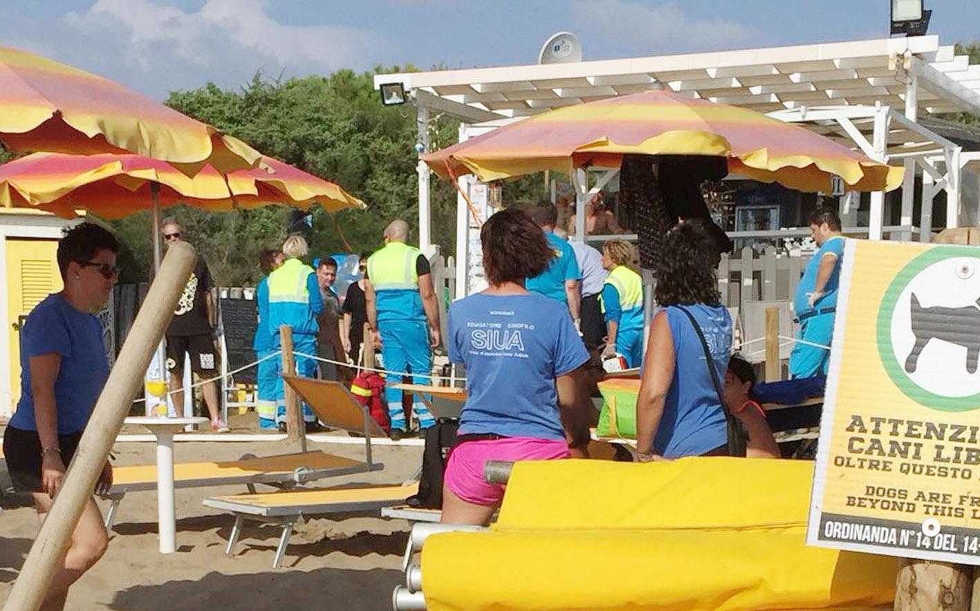 I soccorritori al bagno "Dog Beach" intorno al corpo dell'uomo annegato 