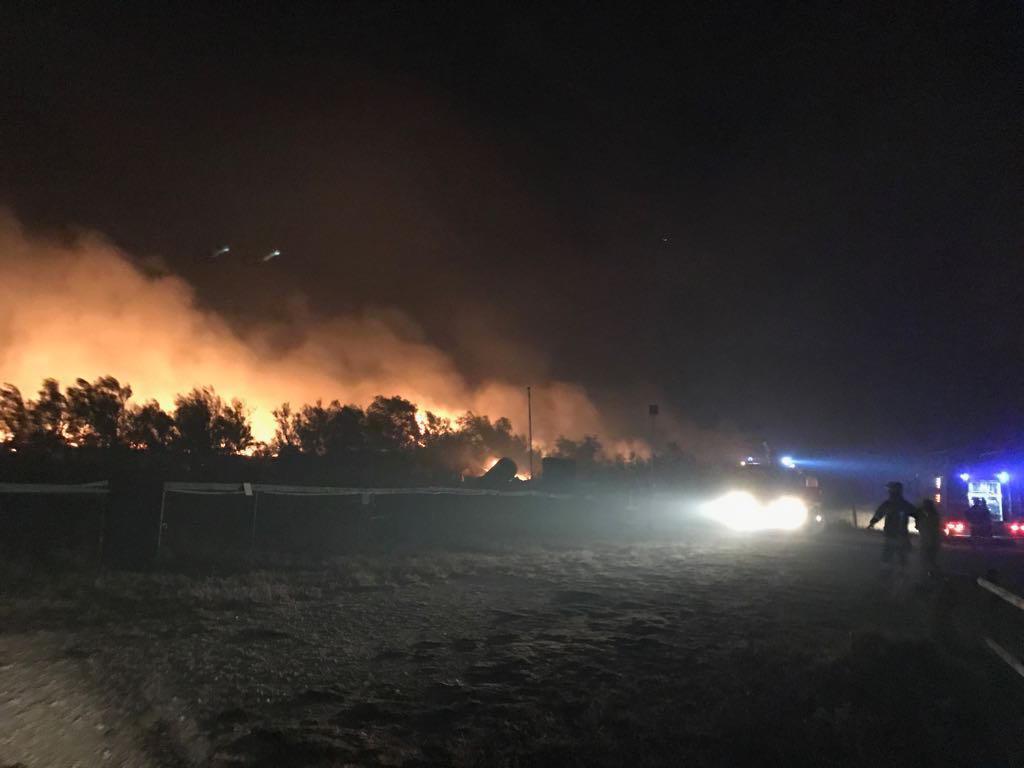 Le fiamme minacciano le abitazioni di via Pascoli