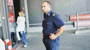 Di spalle la moglie del vigilantes aggredito mentre entra al pronto soccorso del Lotti