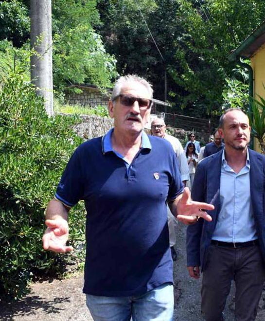 L’assessore con la gente e la visita nelle strade 