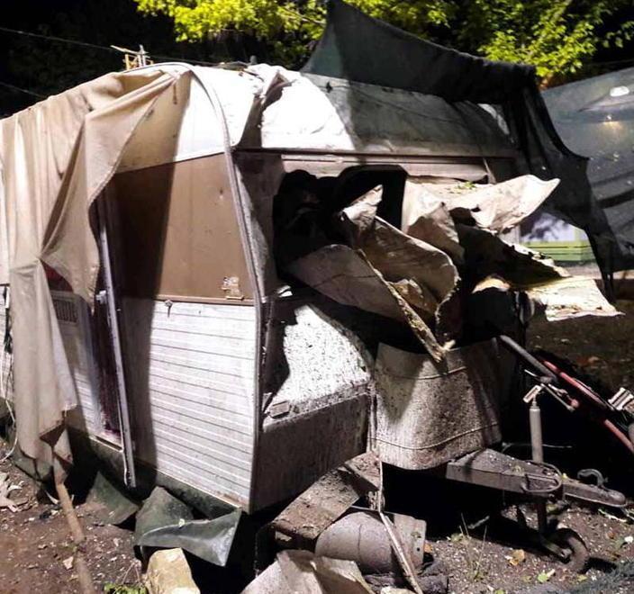 Esce fumo da un bungalow fuggi fuggi dal campeggio 