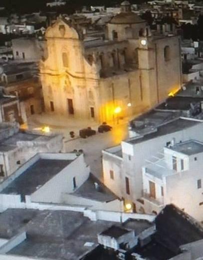 Truffati su internet, adottati da un paese Coppia massese cittadini onorari in Puglia 