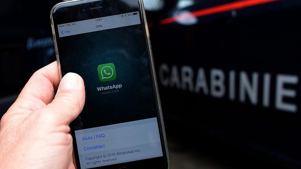 Invia in chat le foto osè della fidanzatina Minorenne denunciato con otto coetanei
