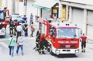 L’arrivo dei vigili del fuoco in via Verdi
