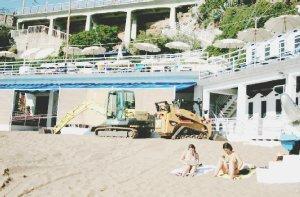 In spiaggia con le ruspe ieri al Quercetano In basso uno scorcio della suggestiva baia