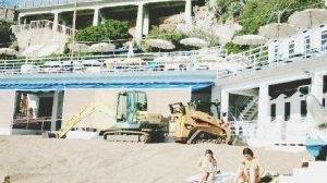 In spiaggia con le ruspe ieri al Quercetano In basso uno scorcio della suggestiva baia