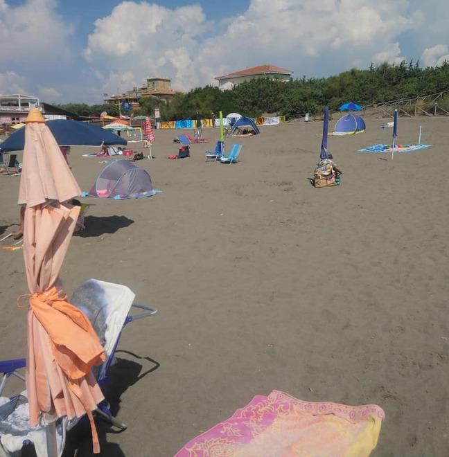 Ombrelloni per occupare il posto in spiaggia