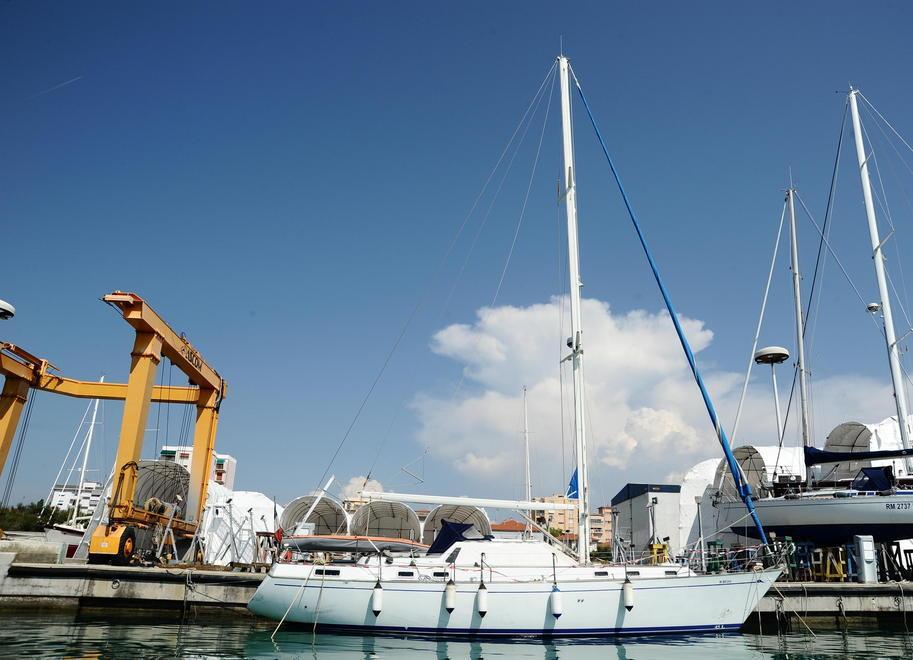 I figli e l’ex moglie al porto dove la barca è in custodia 