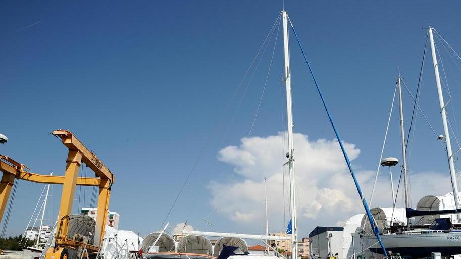 I figli e l’ex moglie al porto dove la barca è in custodia