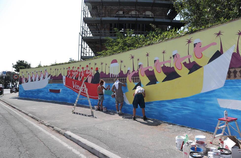 Tre ragazzi e un murales dedicato al Palio