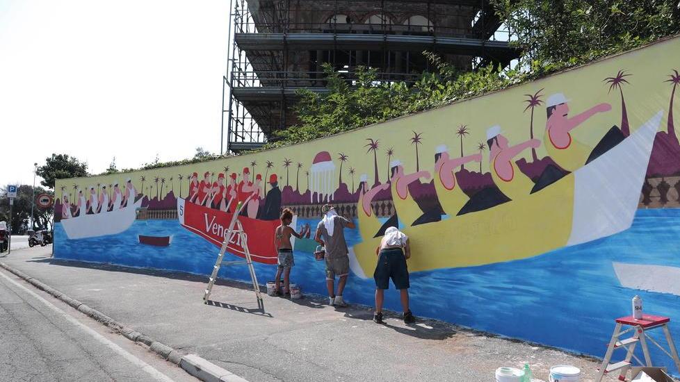 Tre ragazzi e un murales dedicato al Palio