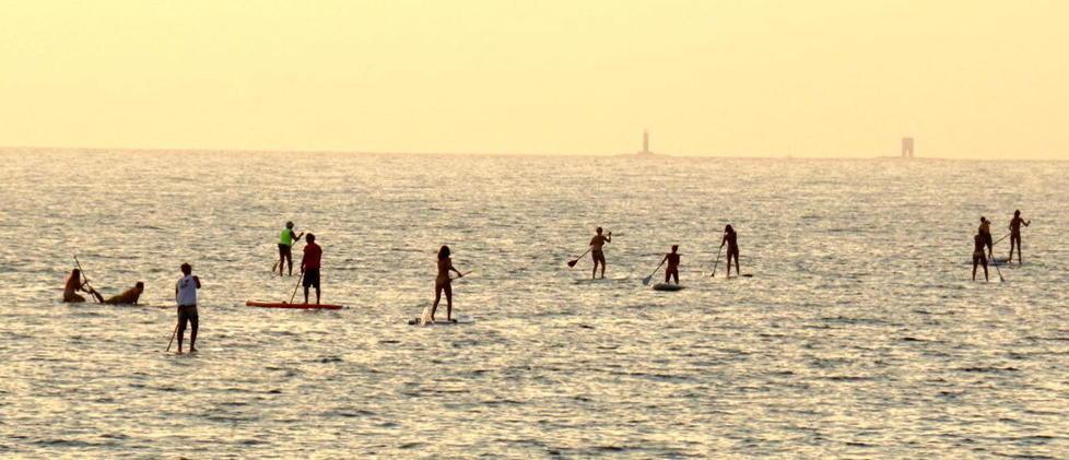 Affascinati dalla magia del sup al tramonto