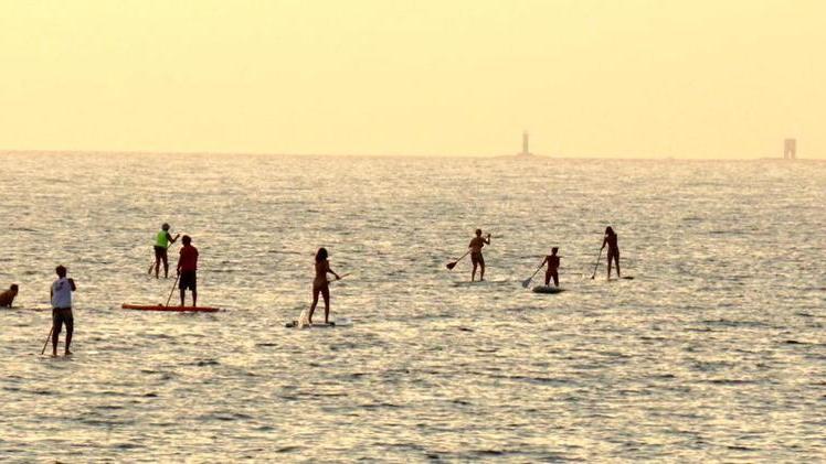 Affascinati dalla magia del sup al tramonto