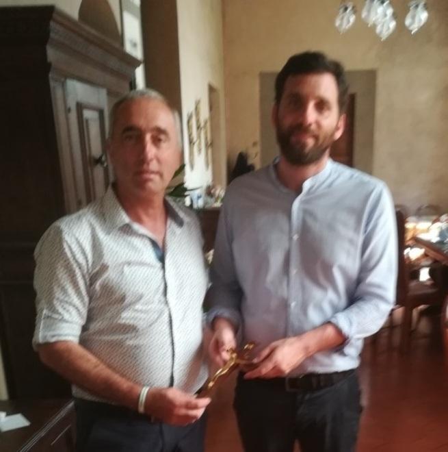 I consiglieri della Lega donano un crocifisso al sindaco Tomasi
