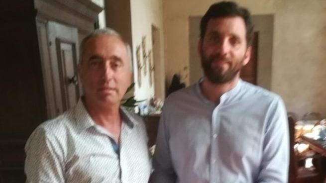 I consiglieri della Lega donano un crocifisso al sindaco Tomasi
