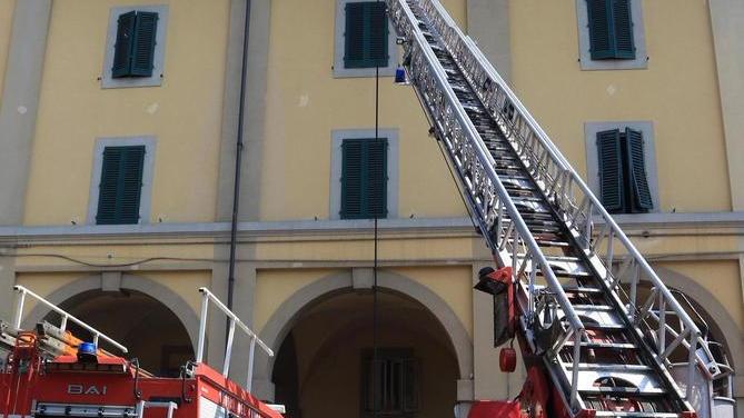 Casa va a fuoco, poliziotto salva una donna
