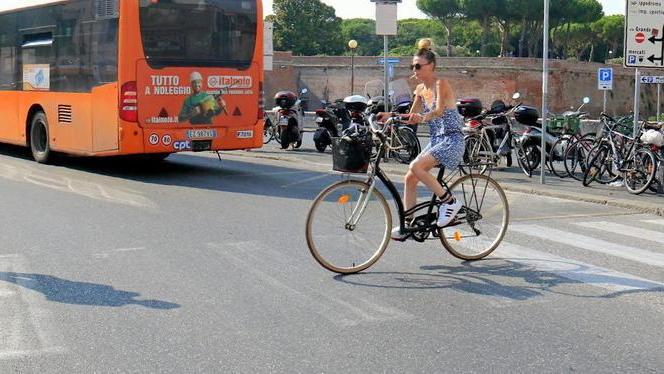 Strisce sbiadite, attraversare è un rischio