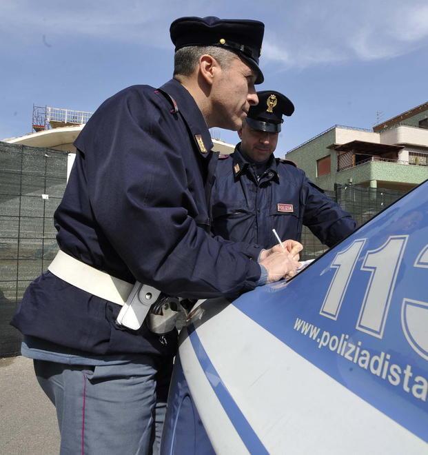 Fuga e botte agli agenti dopo aver danneggiato due auto posteggiate 