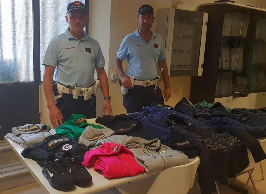 Sequestrati in spiaggia capi di abbigliamento dai marchi contraffatti