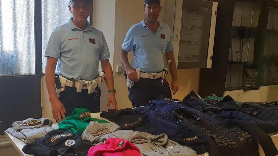 Sequestrati in spiaggia capi di abbigliamento dai marchi contraffatti
