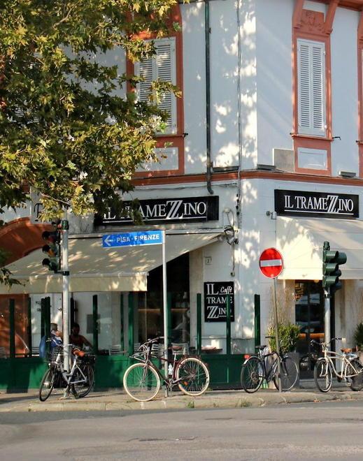 Col coltello minaccia i clienti del bar: disarmato da due parà 