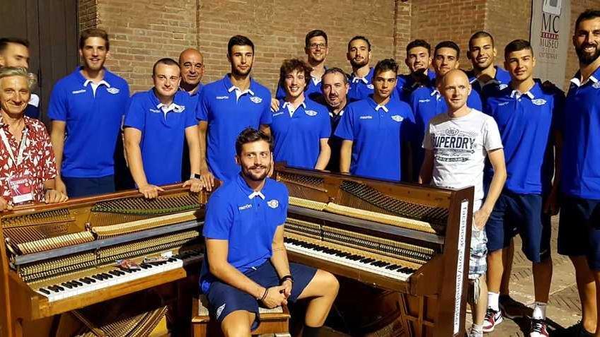 Bagno di folla e di musica per la Bondi fra i buskers