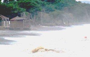 Una forte mareggiata sulla Costa est Il mare lambisce uno stabilimento balneare