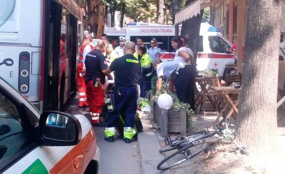 Ciclista investita dal tram