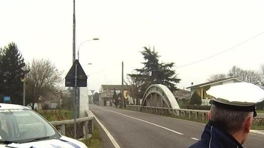 In auto con il coltello La polizia municipale denuncia un 34enne