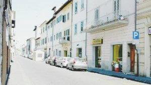 Il tratto di via Carrucci dove si trova l’abitazione dell’anziana trovata nella sporciazia dai carabinieri