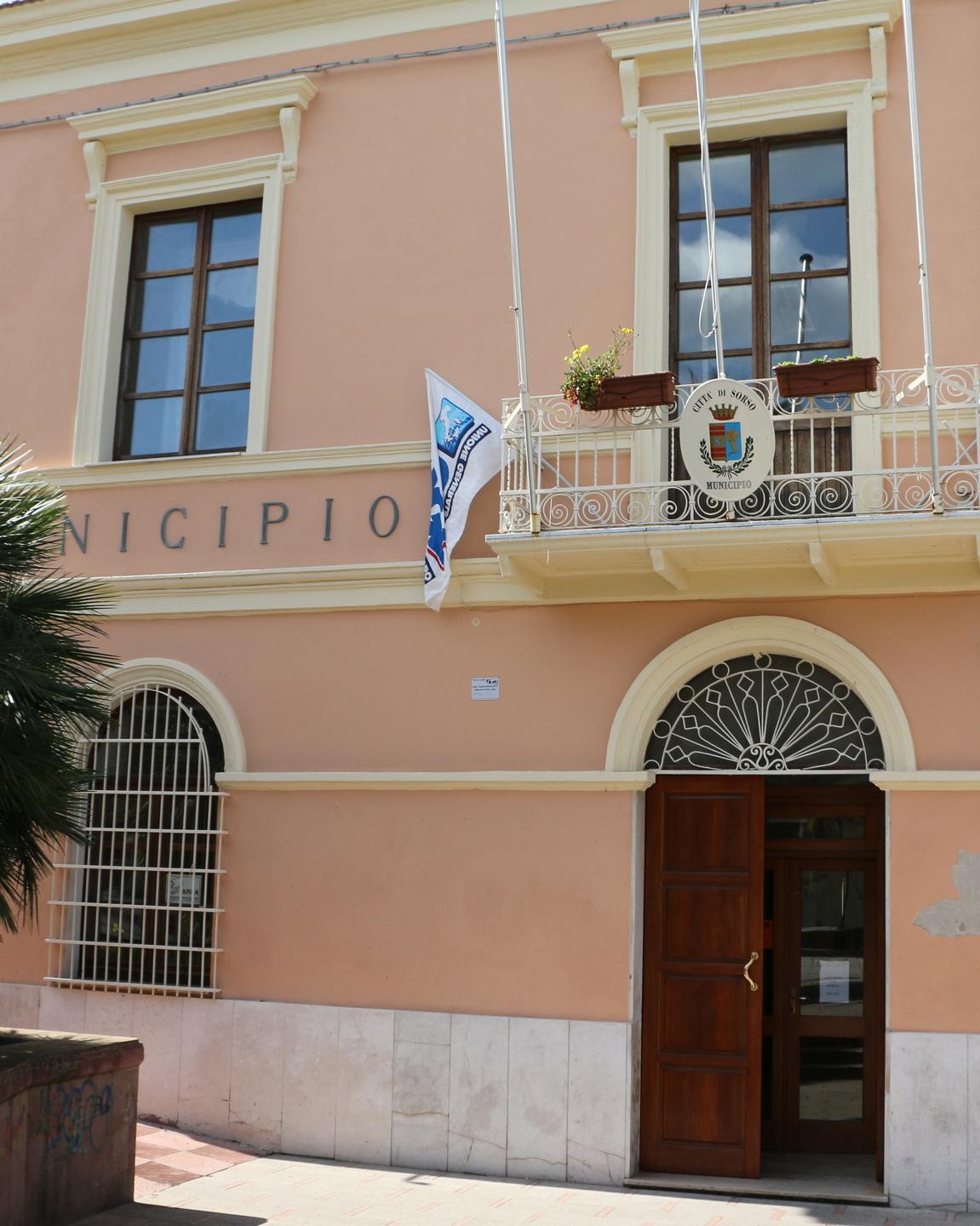 Un anonimo imbratta i muri e denuncia il degrado in città